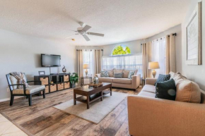 SPECTACULAR, NEW Professional Decor, Near Dis, NO Steps, Pool, Patio, LOW Rates!